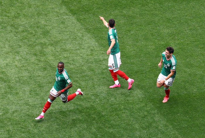 HLV tuyển Mexico chê đội nhà dù thắng Nam Phi 2-0. Ảnh: Reuters