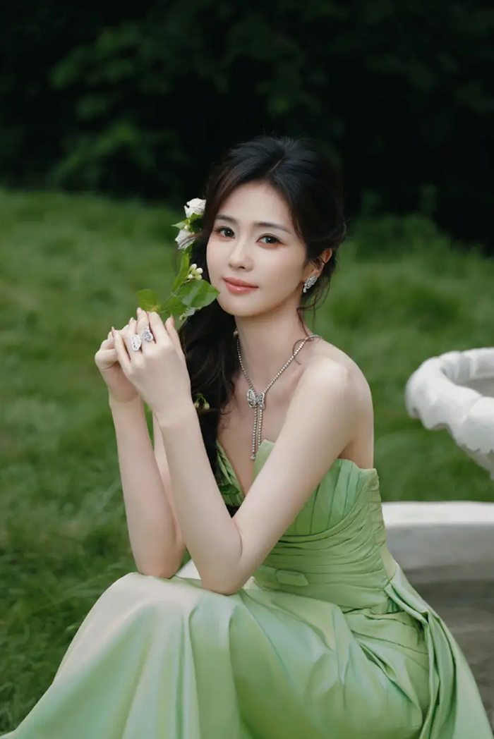 Loạt ảnh mới của Bạch Lộc khiến netizen 'đứng ngồi không yên'.&nbsp;