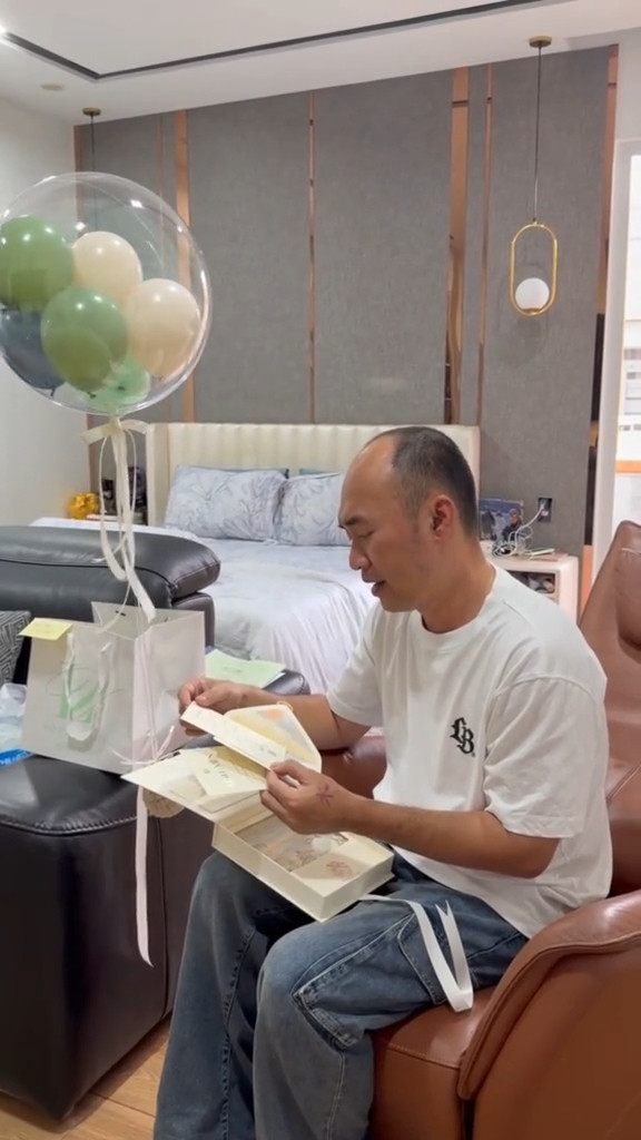 Tiến Luật 'đập hộp' thiệp cưới của Viên Vibi.