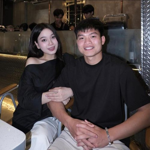 Nguyễn Linh bên cạnh ông xã Hồ Văn Cường.