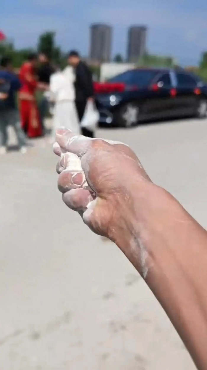 Hai phù dâu bị đập trứng sống, ném bột mì tại đám cưới gây xôn xao Ảnh 1
