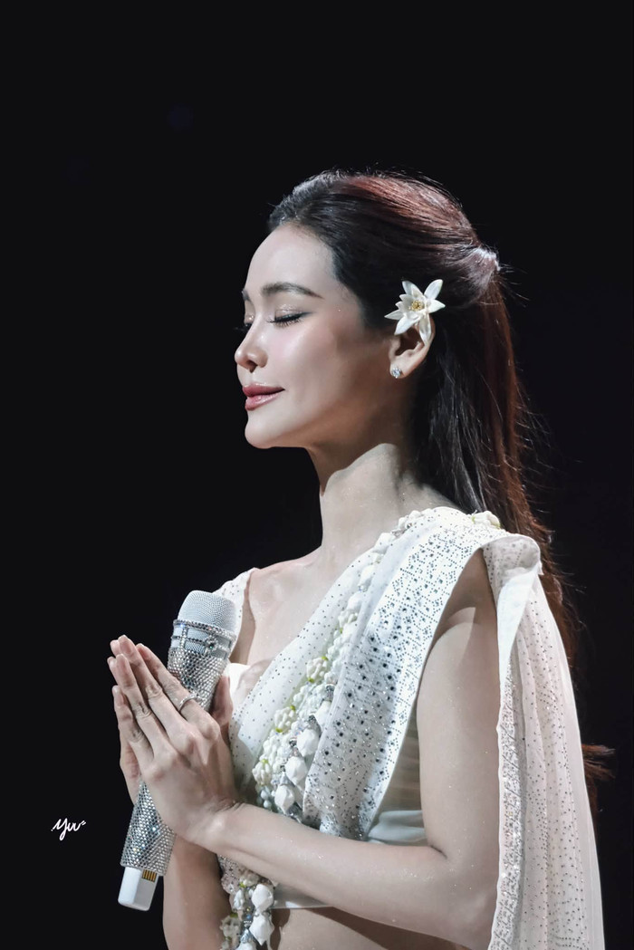 Miss Grand Thailand 2022 Engfa Waraha có động thái bày tỏ tiếc thương trước thông tin Công chúa Thái Lan qua đời.