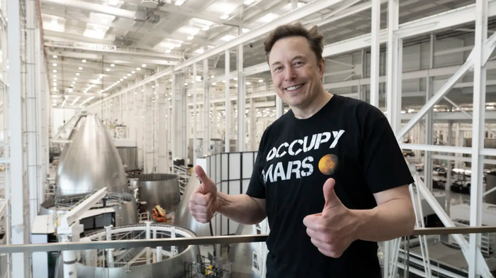 Elon Musk chụp ảnh tại SpaceX ở Brownsville, Texas. Ảnh: CNBC