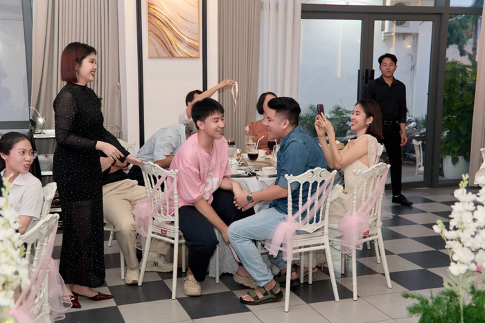 Khoảnh khắc gia đình của Lê Phương quây quần bên nhau nhận sự yêu thích từ nhiều khán giả.&nbsp;