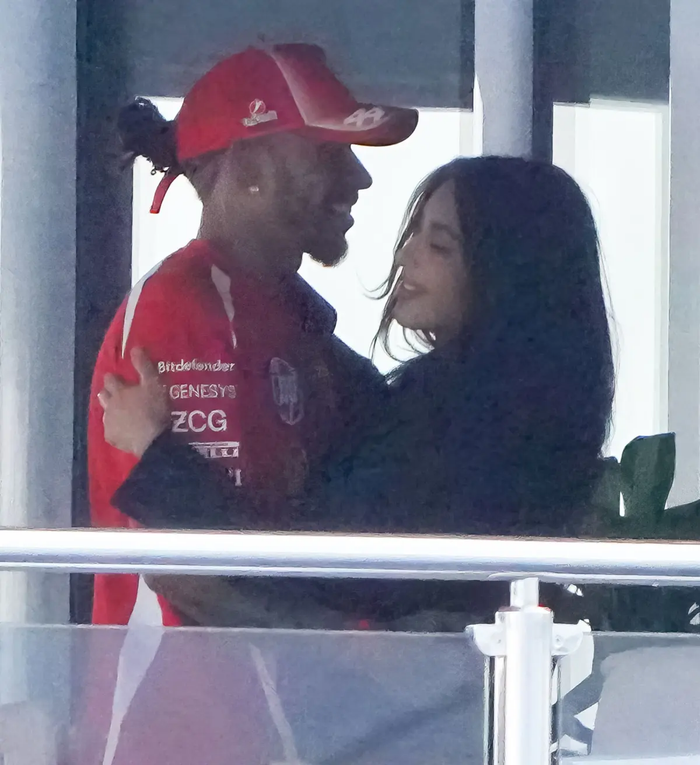 Những khoảnh khắc tình cảm của người mẫu Kim Kardashian và tay đua F1 Lewis Hamilton mới đây.