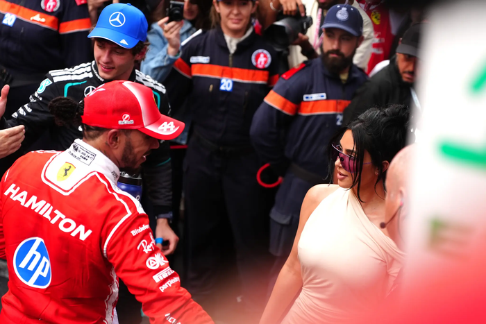 Sau cuộc đua, Lewis Hamilton được cho là đã chia sẻ với truyền thông rằng anh rất vui khi có Kim Kardashian ở bên cổ vũ.