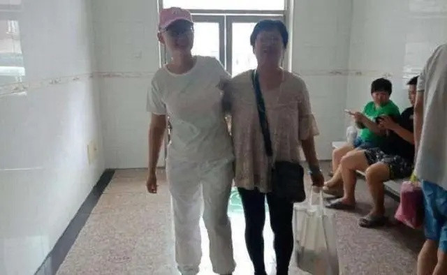 Con gái 12 tuổi bị ung thư xương, người mẹ quyết định ly hôn chồng không chút do dự Ảnh 3