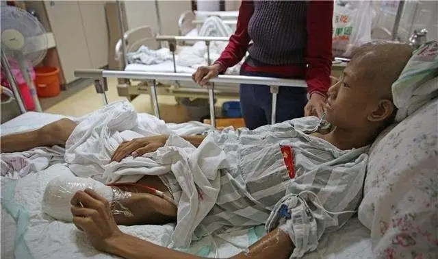 Con gái 12 tuổi bị ung thư xương, người mẹ quyết định ly hôn chồng không chút do dự Ảnh 2
