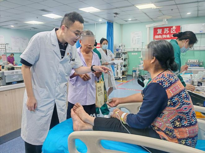 Bị rắn độc cắn khi hái rau, người phụ nữ 64 tuổi làm một việc khiến bác sĩ cũng bất ngờ Ảnh 2