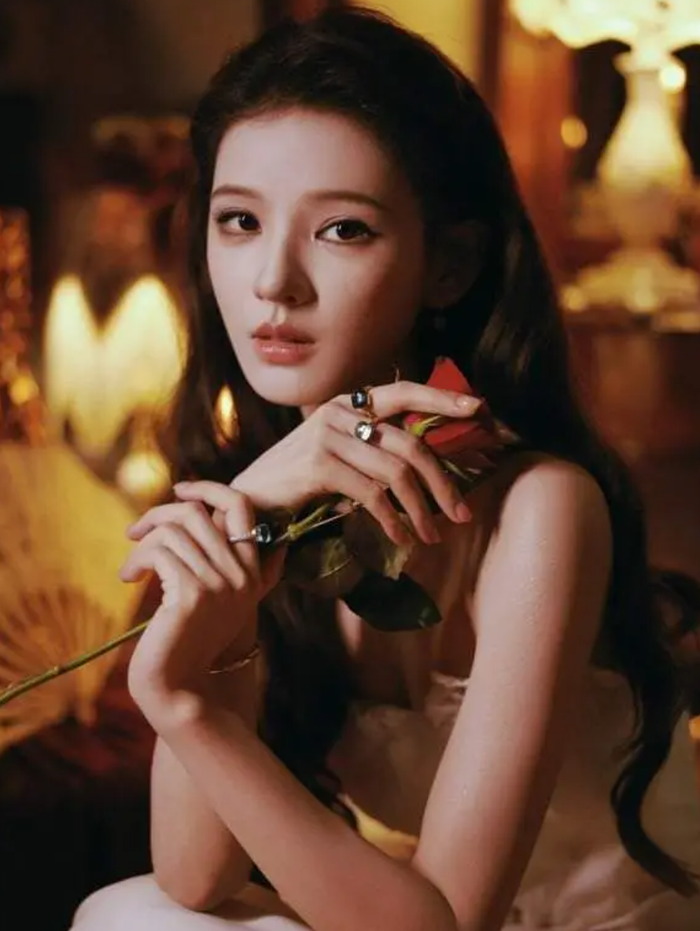 Trương Dư Hi nổi bật với đường nét gương mặt thanh tú cùng nhan sắc được đánh giá ổn định nhiều năm. Ảnh: Sohu