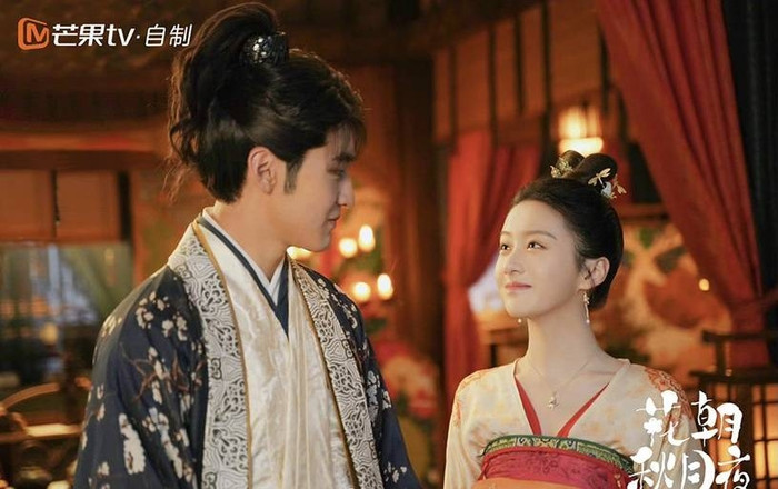 Hoa Nở Đêm Trăng Thu mang màu sắc ngôn tình cổ trang kết hợp xuyên không khi nữ chính từ thời hiện đại vô tình bước vào thế giới cổ đại đầy tranh đấu. Với tính cách hoạt bát và tư duy khác biệt, cô dần thay đổi số phận của mình, đồng thời viết nên chuyện tình ngọt ngào nhưng không ít thử thách với nam chính dưới đêm trăng thu định mệnh. Mạch phim nhẹ nhàng, nhiều khoảnh khắc lãng mạn và không khí chữa lành là những yếu tố giúp tác phẩm vẫn giữ được sức hút sau thời gian dài phát hành.