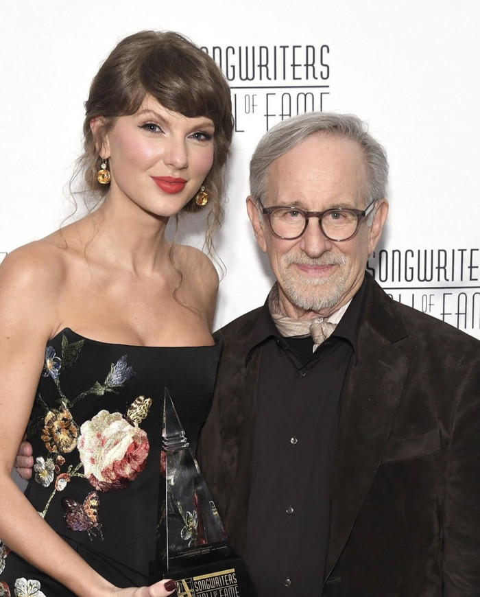Taylor Swift bật khóc, nghẹn ngào nhắc đến bố mẹ giữa khoảnh khắc vinh quang nhất sự nghiệp Ảnh 5