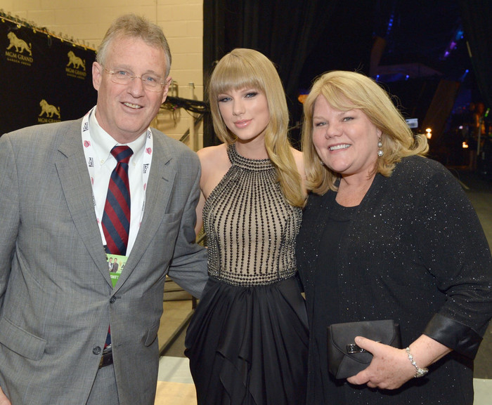 Taylor Swift bật khóc, nghẹn ngào nhắc đến bố mẹ giữa khoảnh khắc vinh quang nhất sự nghiệp Ảnh 3