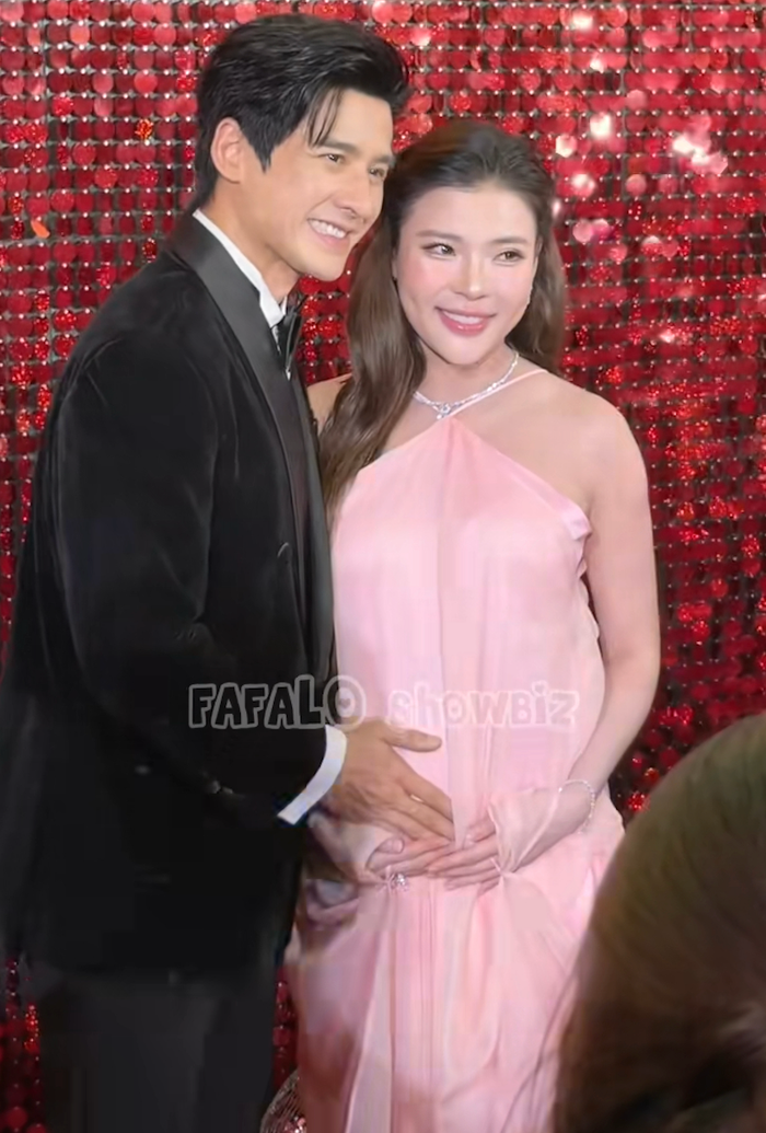 Thúy Diễm cười tươi rói khi đến ủng hộ chồng. Ảnh: fafalo.showbiz