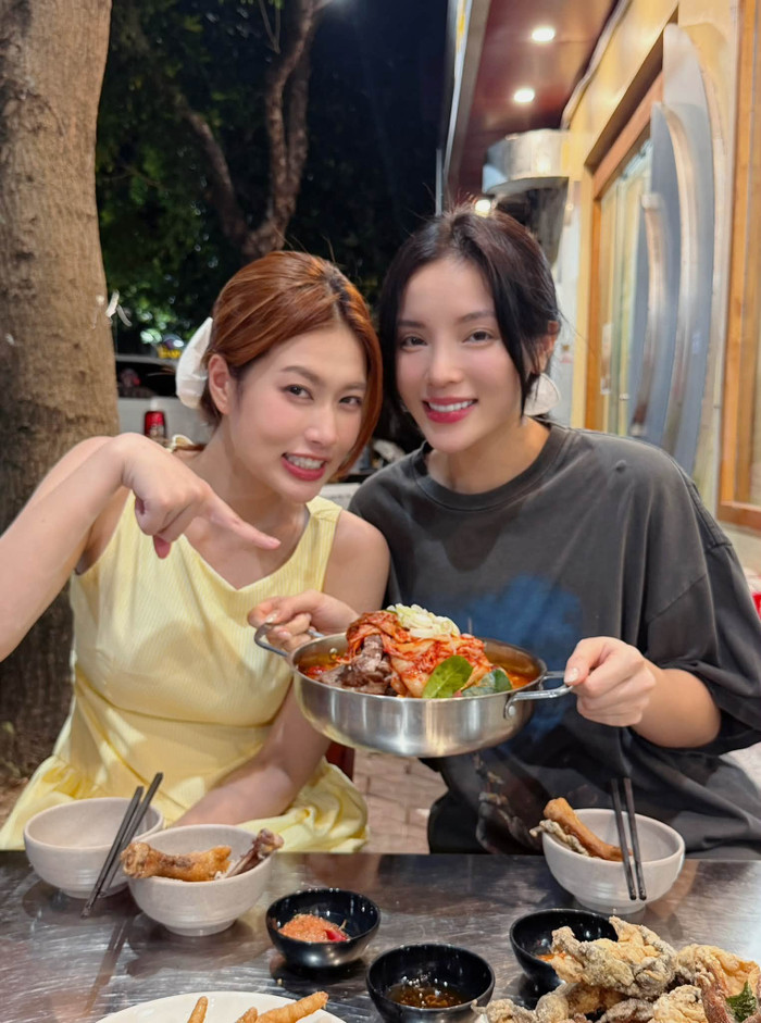 Kỳ Duyên lộ rõ niềm khi đón Thiên Ân ở địa điểm ghi hình phim mới. Ảnh: FBNV