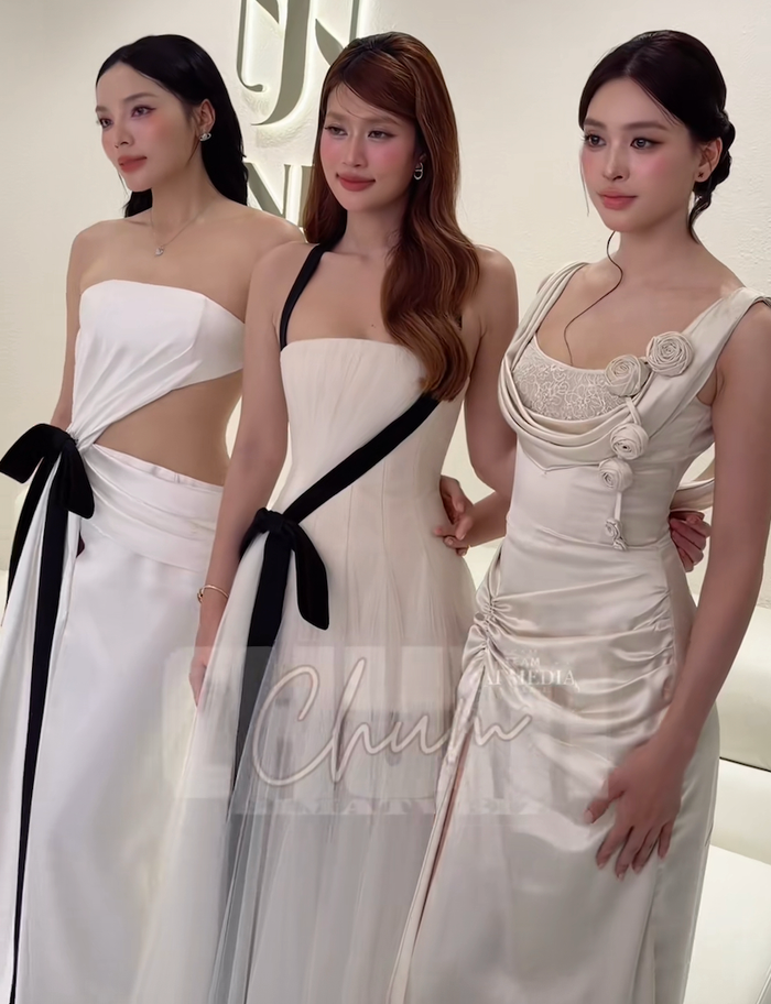 Kỳ Duyên diện váy cut-out táo bạo, thoải mái ôm eo Thiên Ân trong lúc chụp hình. Ảnh: khanhnguyen1509