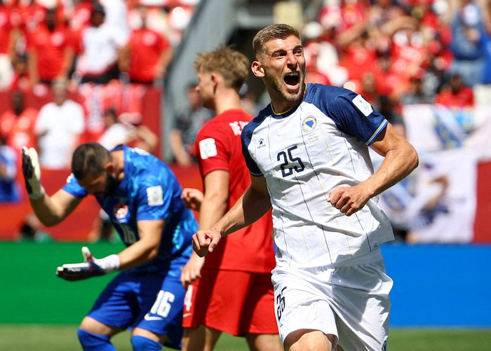 Canada thoát khỏi thất bại trong trận ra quân World Cup 2026 khi Cyle Larin ghi bàn gỡ hòa trước Bosnia và Herzegovina. Ảnh: Reuters