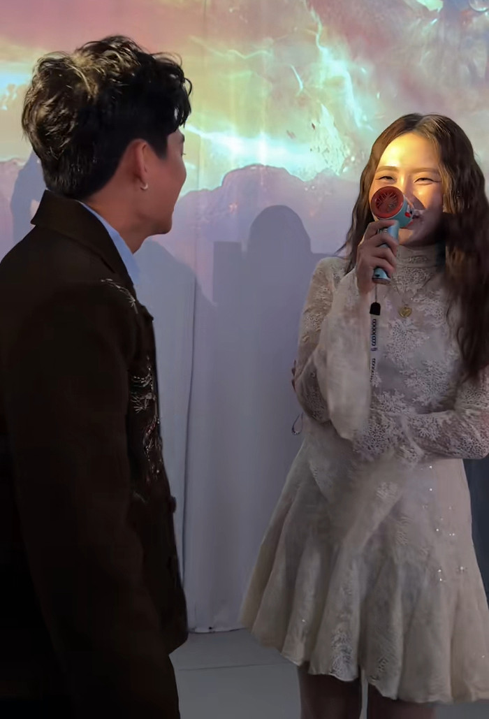 Khoảnh khắc của Phương Mỹ Chi với MONO đang khiến dân mạng 'dậy sóng'. Ảnh chụp màn hình TikTok monoandthefirst.