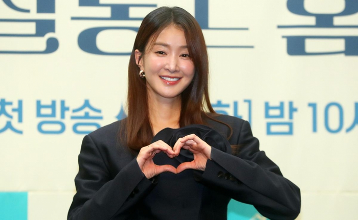 Nữ diễn viên Lee Si Young mới đây đã khoe vóc dáng nổi bật sau khi sinh con thứ hai.