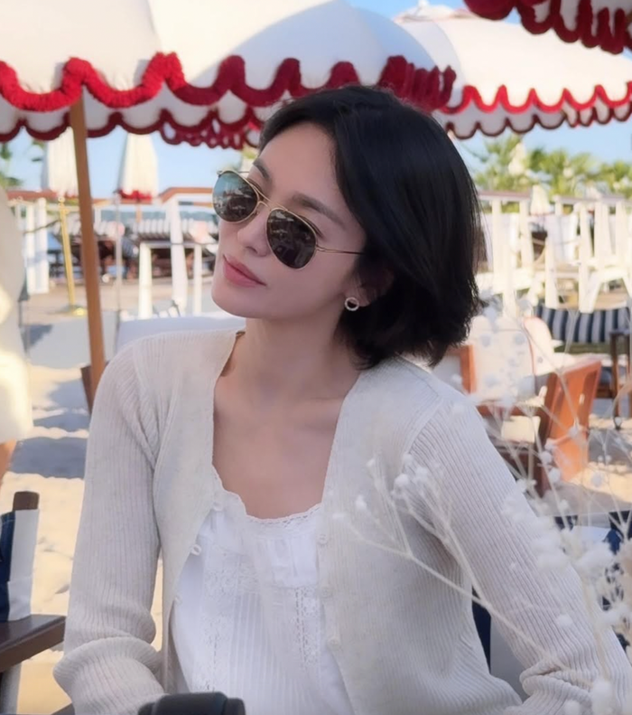 Điểm thu hút sự chú ý của nhiều người nằm ở phong cách thời trang đơn giản nhưng tinh tế của ngôi sao xứ Hàn giữa trời Âu. 