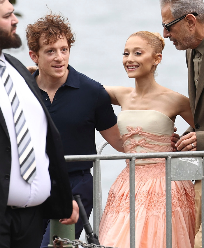Trước đó, E! News xác nhận Ethan Slater và Ariana Grande thực chất đã chia tay từ vài tháng trước.