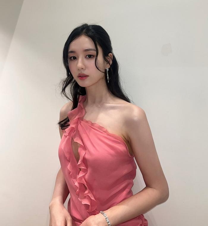 Sự thay đổi về ngoại hình của An Eun Jin nhận được nhiều lời khen từ công chúng.