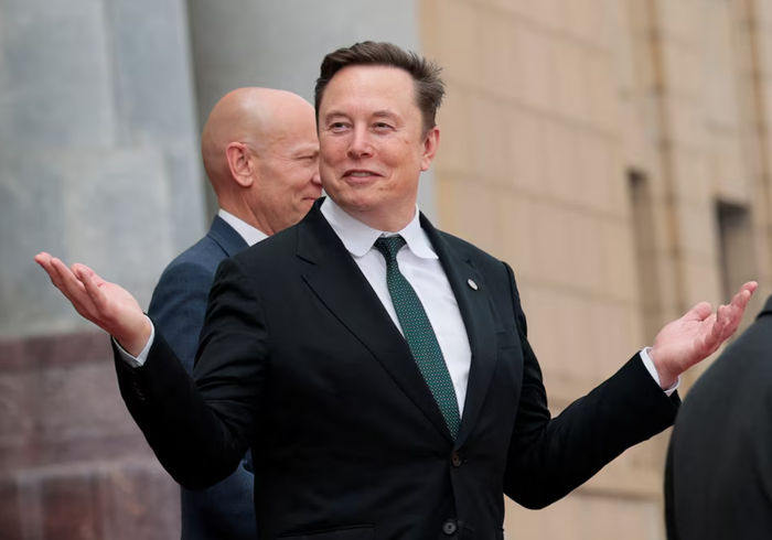 Elon Musk ra hiệu khi rời đi sau khi tham dự lễ đón tiếp Tổng thống Mỹ Donald Trump cùng Chủ tịch Trung Quốc Tập Cận Bình tại Đại lễ đường Nhân dân ở Bắc Kinh, Trung Quốc, ngày 14 tháng 5 năm 2026. Ảnh: Reuters