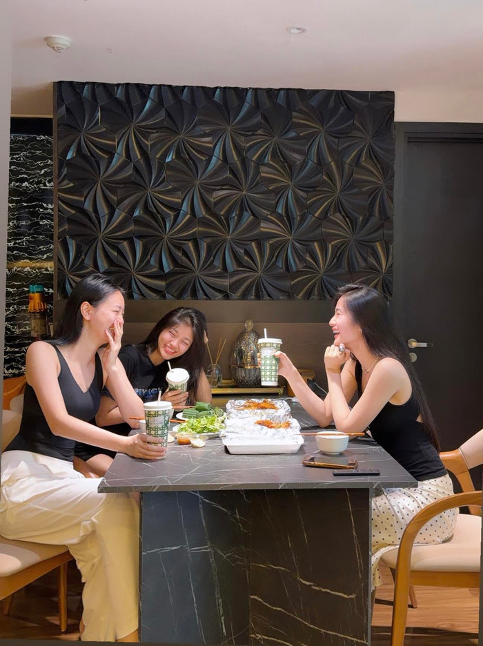 Hoa hậu Ý Nhi gặp gỡ Bùi Khánh Linh và Huỳnh Minh Kiên. Cả 3 người đẹp từng thi Miss World Vietnam.&nbsp;