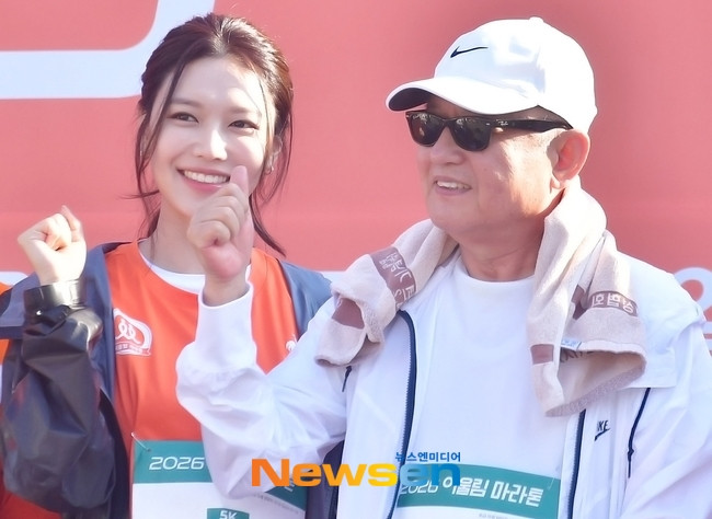 Soo Young cười tươi rói khi xuất hiện bên cạnh bố ruột. Ảnh: Newsen