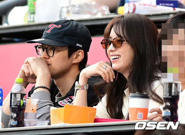 Han Hyo Joo cười tươi rói khi xuất hiện bên nam diễn viên kém 7 tuổi. Ảnh: OSEN