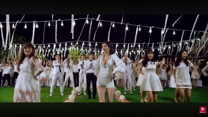 Công Vinh trong MV 'Happy Wedding', tái hiện lại hình ảnh đám cưới với Thủy Tiên.&nbsp;