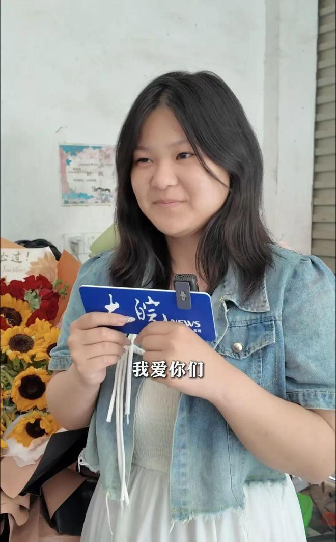 Đón con đi thi Đại học, người đàn ông gây xôn xao với diện mạo lấm lem bùn đất Ảnh 4