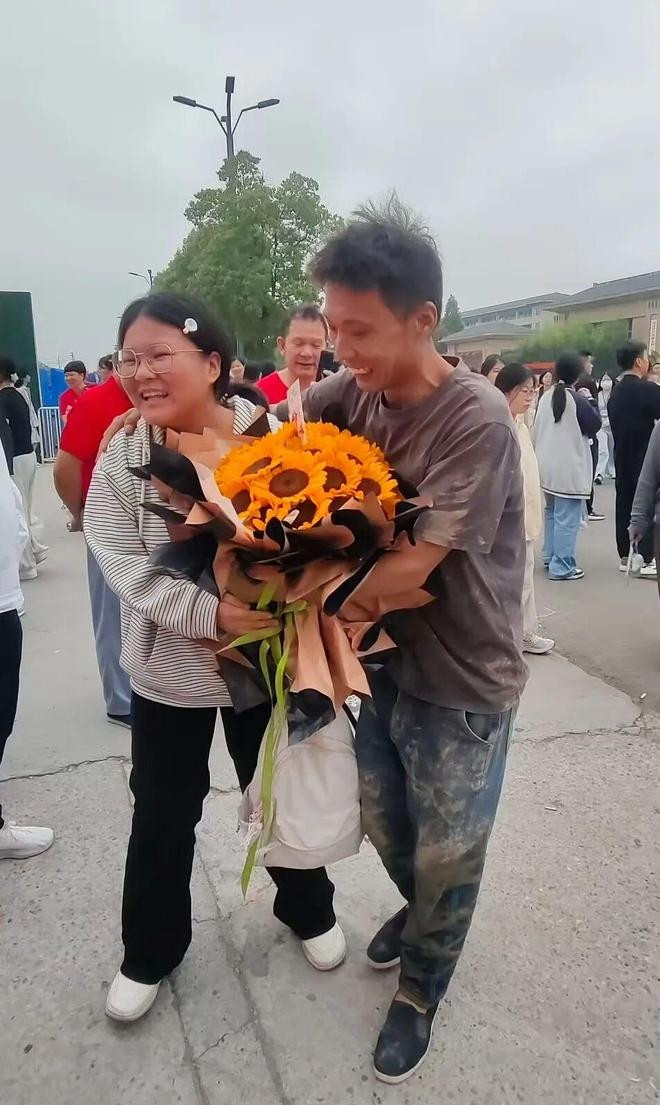 Đón con đi thi Đại học, người đàn ông gây xôn xao với diện mạo lấm lem bùn đất Ảnh 2