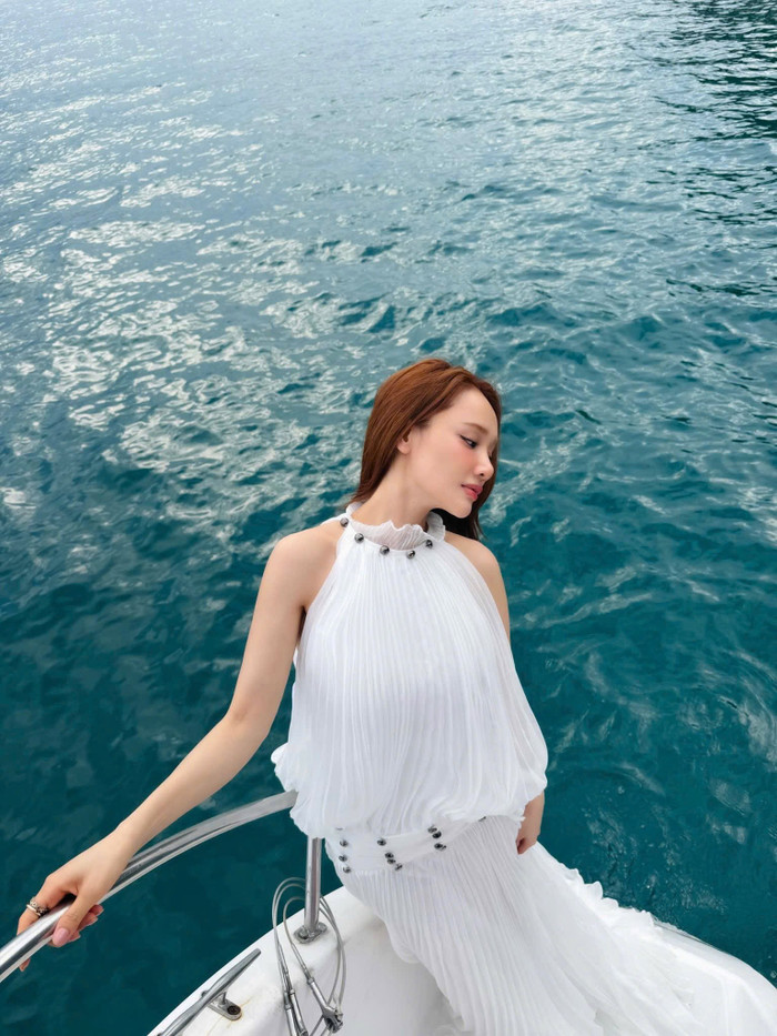 Nhã Phương diện đầm nữ tính, khoe xương quai xanh quyến rũ.