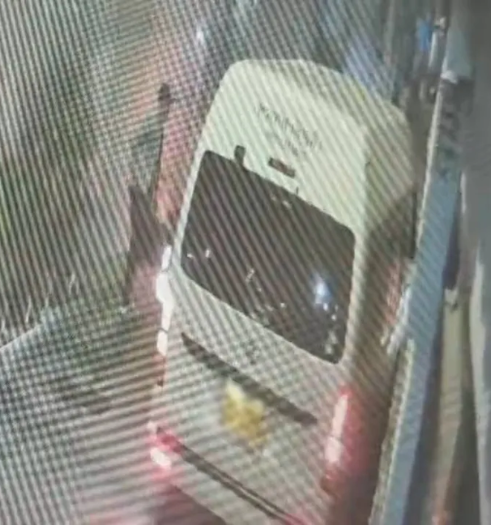 Phát hiện thùng nhựa bốc mùi nồng nặc trong chung cư, người dân kinh hoàng khi mở ra Ảnh 2