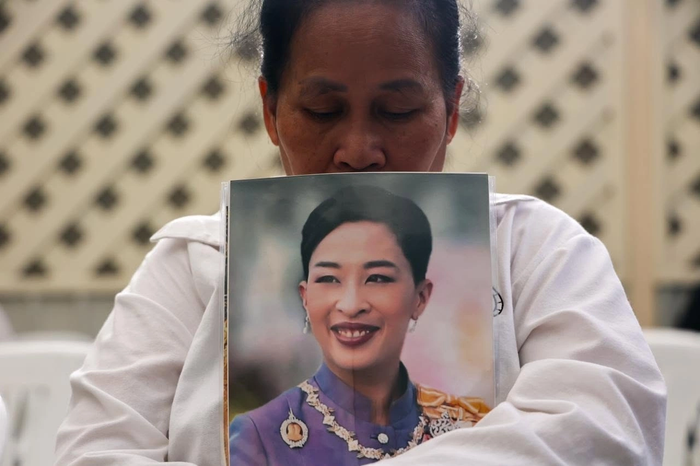 Công chúa Bajrakitiyabha tặng quà cho nữ phạm nhân tại Nhà tù Trung tâm Nakhon Si Thammarat. Ảnh: Bangkok Post