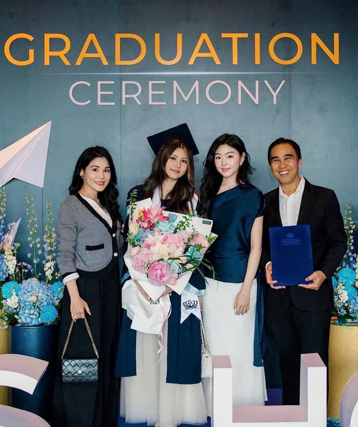 Gia đình Quyền Linh trong ngày Hạt Dẻ tốt nghiệp.