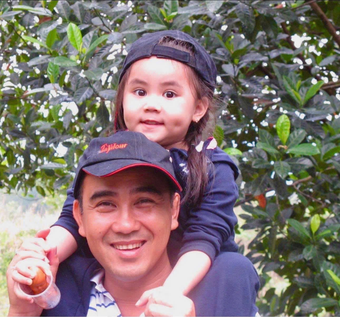 Hình ảnh Hạt Dẻ được Quyền Linh cõng trên vai cũng được chia sẻ lại.