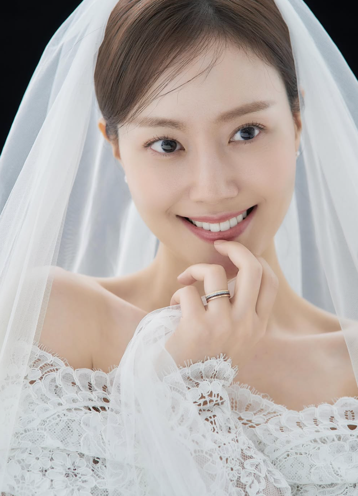 Ảnh cưới của Moon Chae Won.