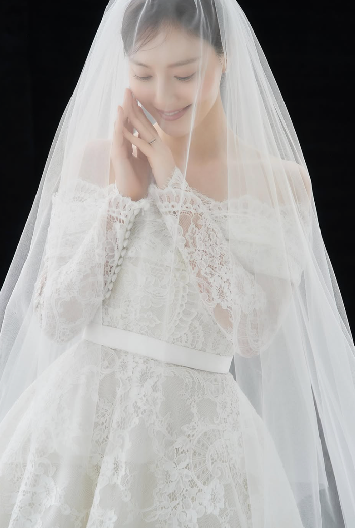 Theo truyền thông Hàn Quốc, chiếc nhẫn mà Moon Chae Won sử dụng đến từ một thương hiệu trang sức cao cấp của Pháp.