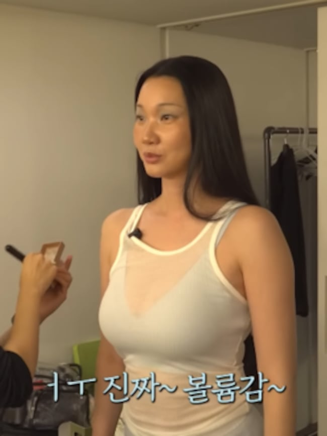 Người mẫu Jang Yoon Ju trong hậu trường một buổi chụp ảnh mới đây.