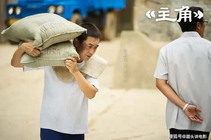 Khép lại top 5 là Chủ Giác với sự tham gia của Trương Gia Ích, Lưu Hạo Tồn và Tần Hải Lộ. Bộ phim ghi điểm nhờ câu chuyện về hành trình trưởng thành của nhân vật chính cùng bối cảnh giàu màu sắc thời đại, trong đó phần đầu mang không khí tươi sáng còn những diễn biến sau lại đậm chất chiêm nghiệm và nhiều cảm xúc hơn. Khán giả đánh giá cao việc xây dựng hệ thống nhân vật có chiều sâu, từ vai chính đến vai phụ đều có cá tính và câu chuyện riêng, tạo cảm giác chân thực. Mặc dù nhịp phim vẫn còn một số điểm hạn chế, tác phẩm vẫn được xem là lựa chọn đáng chú ý đối với những người yêu thích dòng phim chính kịch.