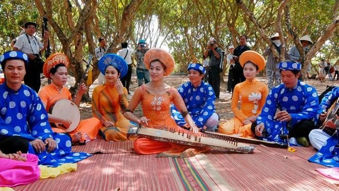 Đờn ca tài tử tạo nên bản sắc riêng cho vùng đất này.