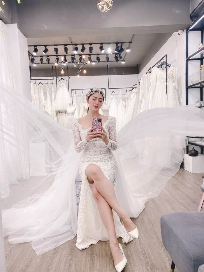 Thanh Trúc mặc váy cưới gây chú ý.