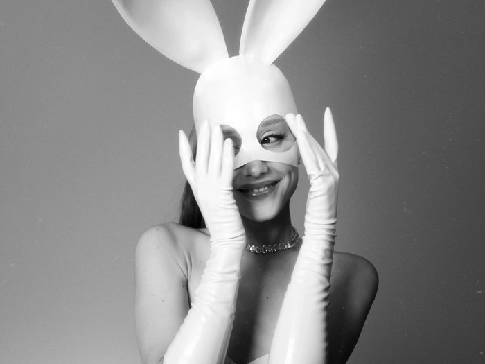 Ariana Grande hụt mất 'ngôi vương' vì một huyền thoại âm nhạc Ảnh 2