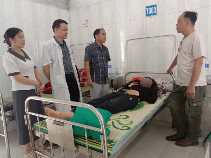 Lãnh đạo xã Bảo Lâm, tỉnh Cao Bằng đến thăm hỏi nạn nhân trong vụ đá lở từ vách núi gây tai nạn. Ảnh: Lãnh Trọng/báo Lao Động