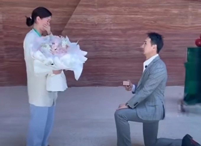 Sau khi khoẻ lại, nam diễn viên đã quỳ gối cầu hôn bạn gái là bác sĩ. Ảnh: Tạp chí Hôn nhân và Gia đình