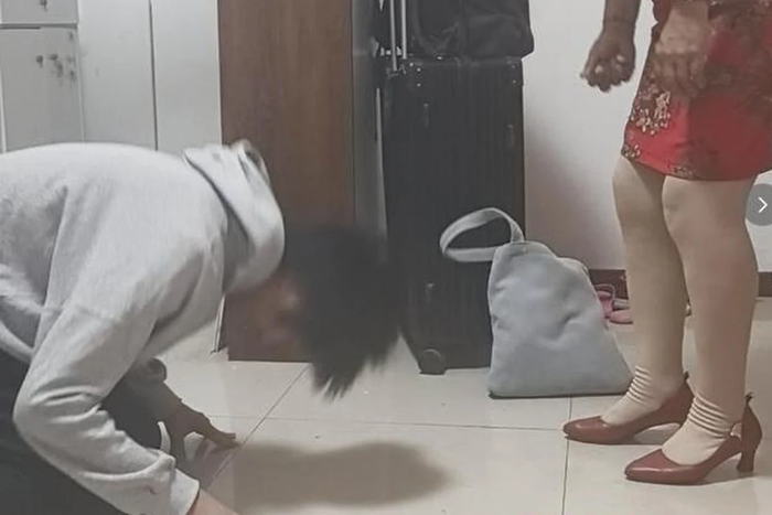 Con trai quỳ lạy mẹ sau khi từ phòng thi về nhà, lý do gây nghẹn ngào Ảnh 1