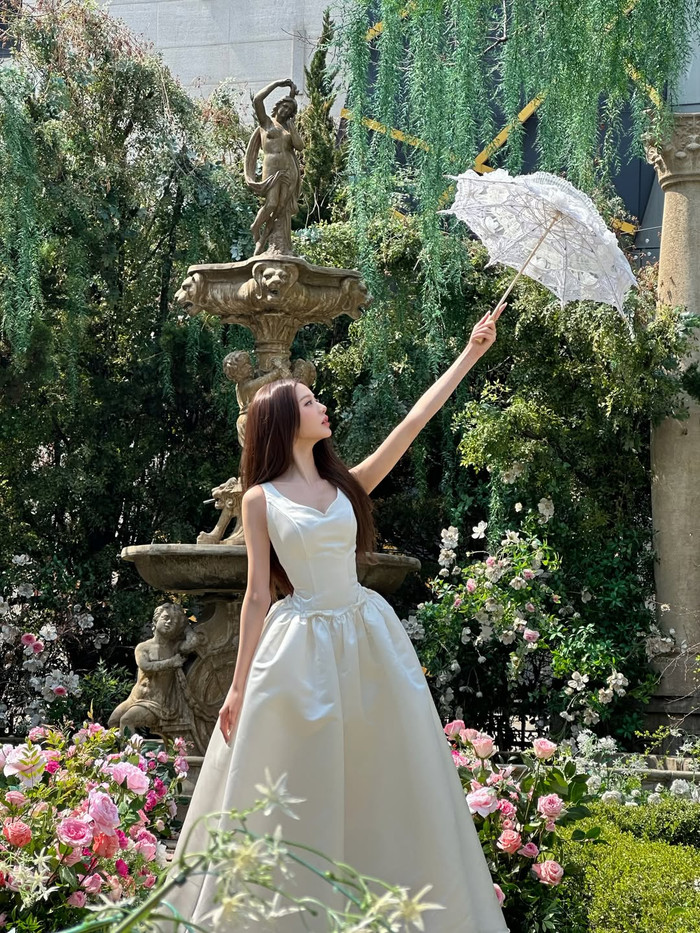 Jang Won Young diện váy điệu đà phô trọn làn da trắng sáng. Ảnh: IGNV