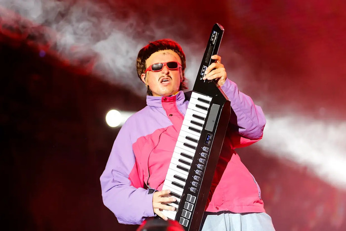 Ca sĩ Oliver Tree đã qua đời ở tuổi 32 trong một vụ tai nạn trực thăng ở Brazil. &nbsp; (Ảnh của Srdjan Stevanovic/Getty Images).